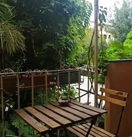 Il tavolino del terrazzo circondato dal verde