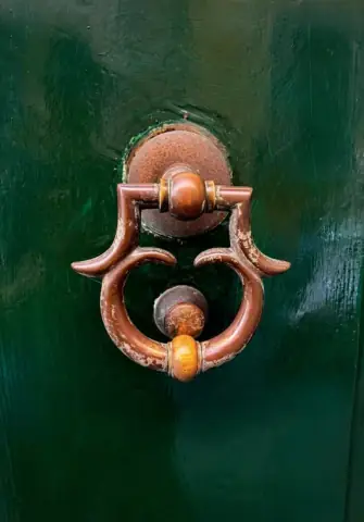 Dettaglio del batacchio in bronzo sul portone