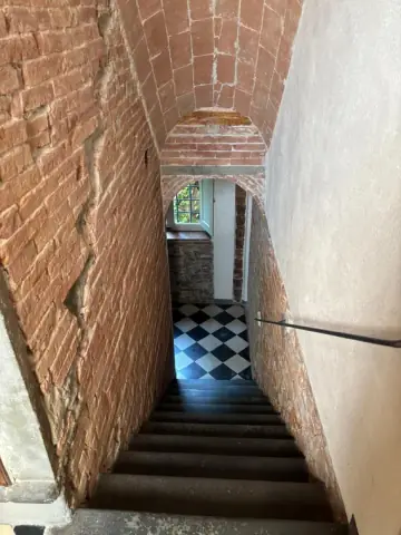 Scala e pavimento a scacchi del palazzo storico