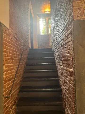 Scala d'ingresso in mattoni verso l'appartamento