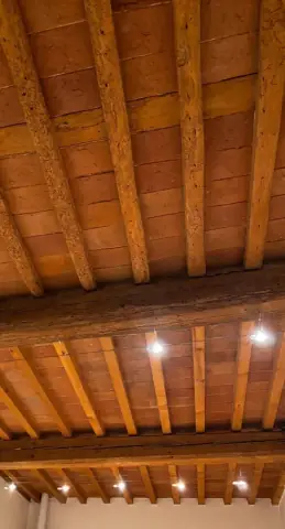 Il soffitto con le travi in legno originali