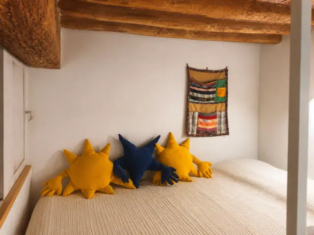 Il letto del soppalco con i cuscini a forma di sole