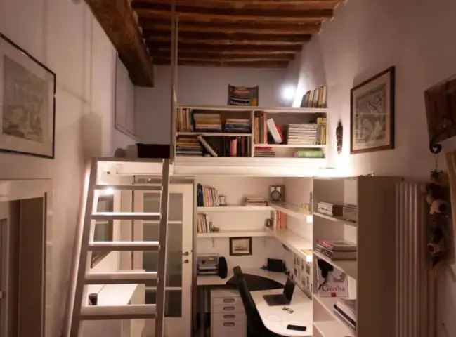L'angolo studio del soppalco sotto le travi